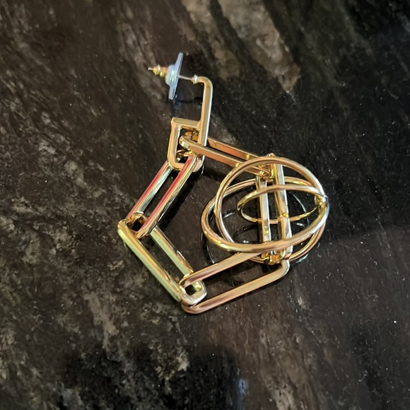 Unique Designer brand gold tone linked puzzle looking earrings - Picture 6 of 10